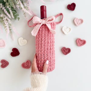 CROCHET PATTERN & VIDEO/ The Winterberry Wine Bottle Cozy, Crochet Bottle Cozy, Wine Gift Bag, Holiday Gifting, Easy Crochet, Last-Minute