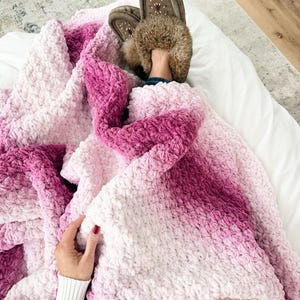 CROCHET PATTERN & VIDEO/ The 2-Day Throw Blanket, Easy Crochet Blanket, Beginner Pattern, Pdf, Quick Crochet Pattern, Chunky Blanket