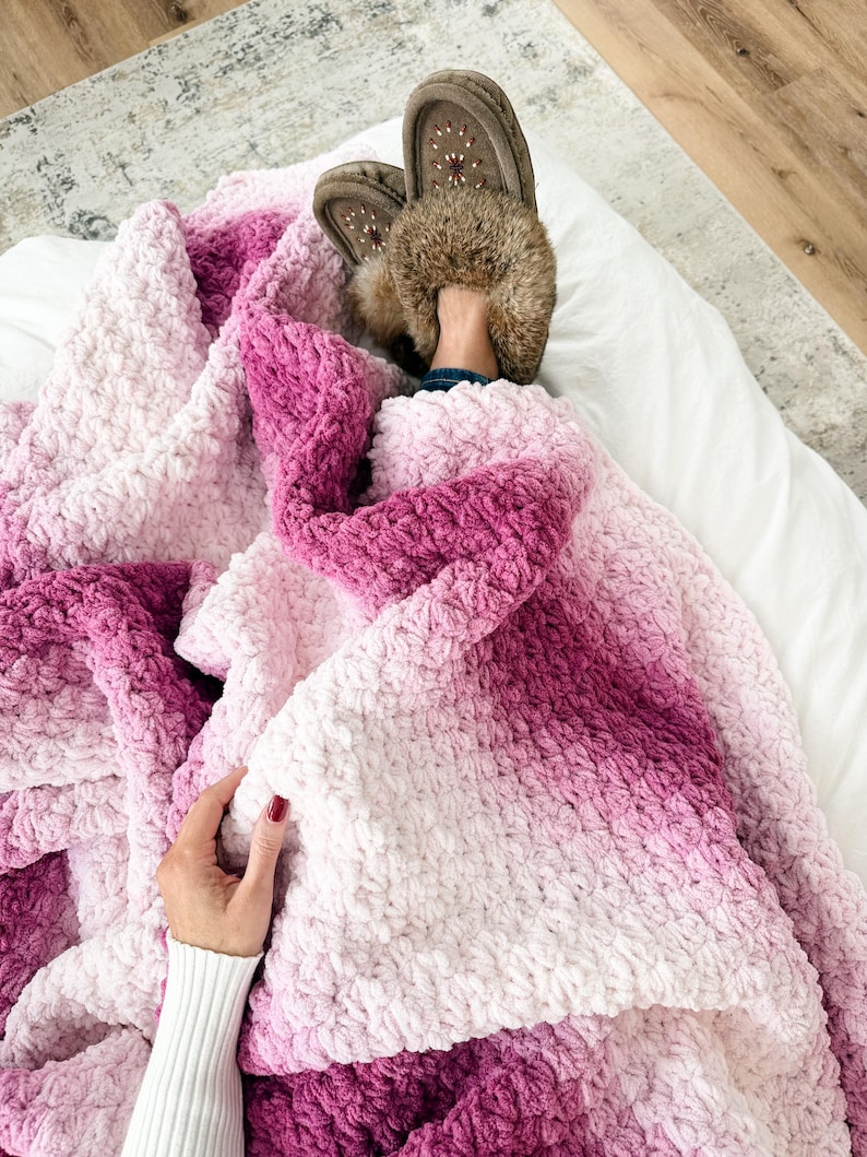 CROCHET PATTERN & VIDEO/ The 2-Day Throw Blanket, Easy Crochet Blanket, Beginner Pattern, Pdf, Quick Crochet Pattern, Chunky Blanket image 1