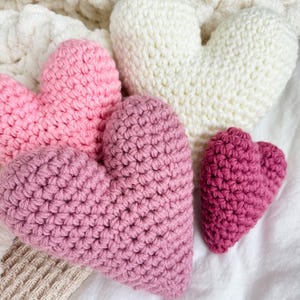 Pu&ograve; includere: Tre cuori all'uncinetto in tonalit&agrave; di rosa e bianco. Il cuore pi&ugrave; grande &egrave; bianco, il cuore centrale &egrave; un gradiente di rosa e il cuore pi&ugrave; piccolo &egrave; rosa scuro.