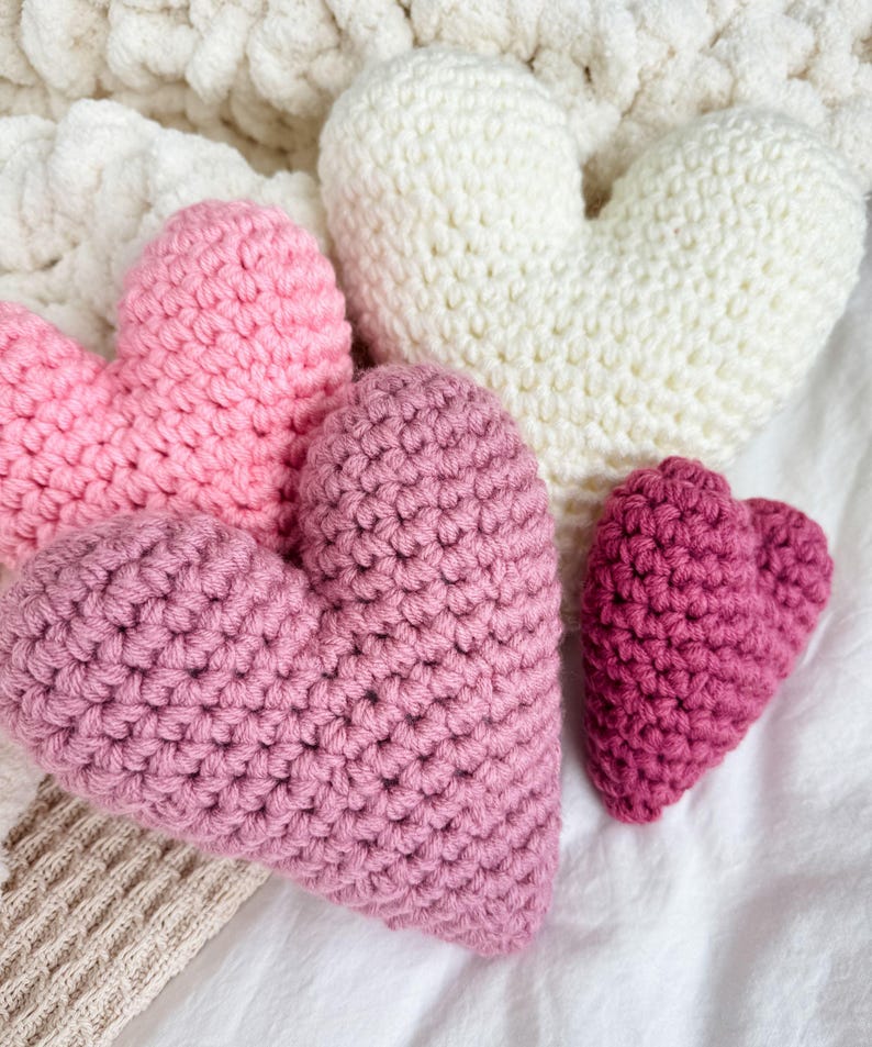Pu&ograve; includere: Tre cuori all'uncinetto in tonalit&agrave; di rosa e bianco. Il cuore pi&ugrave; grande &egrave; bianco, il cuore centrale &egrave; un gradiente di rosa e il cuore pi&ugrave; piccolo &egrave; rosa scuro.
