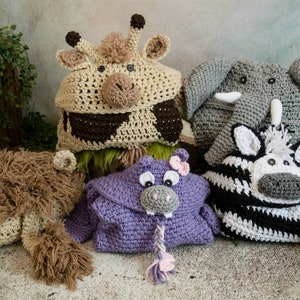 Pode incluir: Cinco peluches de animais de crochê, incluindo uma girafa, um elefante, uma zebra, um hipopótamo e um leão. Os peluches são todos feitos à mão e apresentam características faciais detalhadas e padrões únicos.
