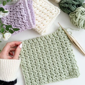 Puede incluir: Un juego de tres tazas de cer&aacute;mica con un acabado moteado y mate. Las tazas son de color crema, gris claro y gris oscuro. Cada taza tiene un dise&ntilde;o simple y minimalista y un asa redondeada.