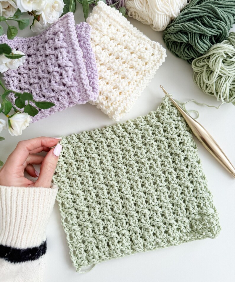 Puede incluir: Un juego de tres tazas de cer&aacute;mica con un acabado moteado y mate. Las tazas son de color crema, gris claro y gris oscuro. Cada taza tiene un dise&ntilde;o simple y minimalista y un asa redondeada.