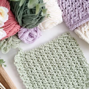 Puede incluir: Un juego de tres tazas de cer&aacute;mica con acabado mate moteado. Las tazas son de color crema, gris claro y gris oscuro. Cada taza tiene un dise&ntilde;o simple y minimalista.