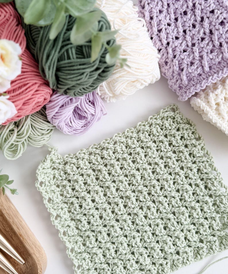 Puede incluir: Un juego de tres tazas de cer&aacute;mica con acabado mate moteado. Las tazas son de color crema, gris claro y gris oscuro. Cada taza tiene un dise&ntilde;o simple y minimalista.