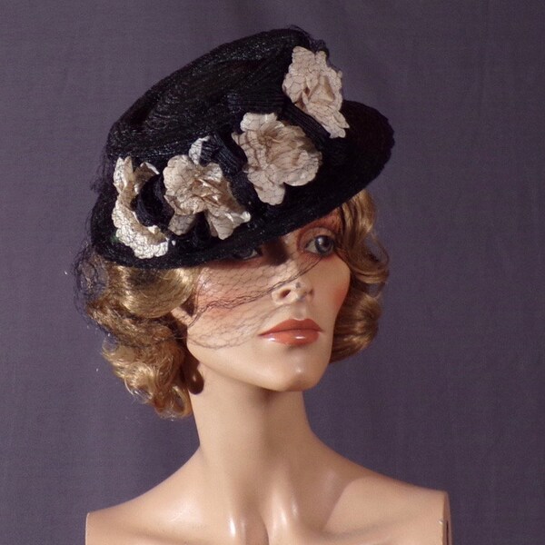 Vintage 1940s Floral Hat with Veil | 40s Film Noir Fashion |