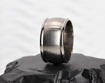 Brede titanium trouwring, met GRATIS gravure. Grote titanium trouwring. 10 mm breed geborsteld