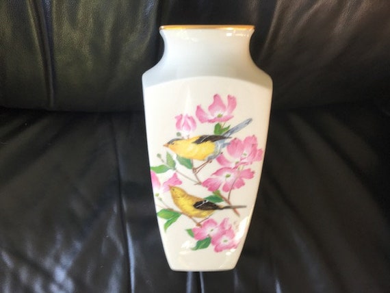 アメリカ LENOX 製 白いセラミック花瓶 フローラルデザイン French