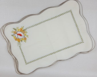 Set De 3 Sets De Table Vintage Brodés Beige – Découpe Rose