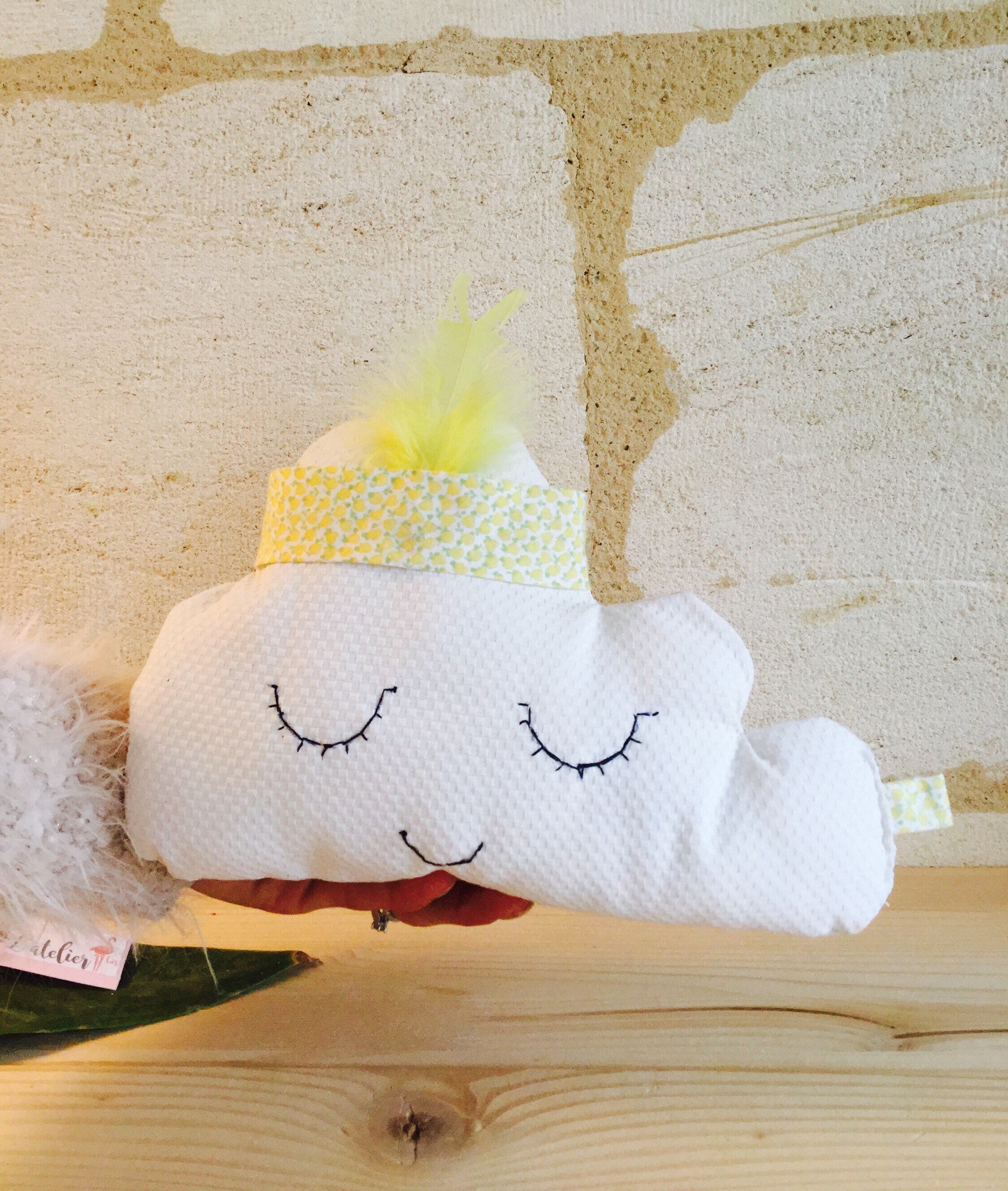 Coussin Nuage en Coton Blanc Nid d'abeille et Sa Jolie Plume Jaune .