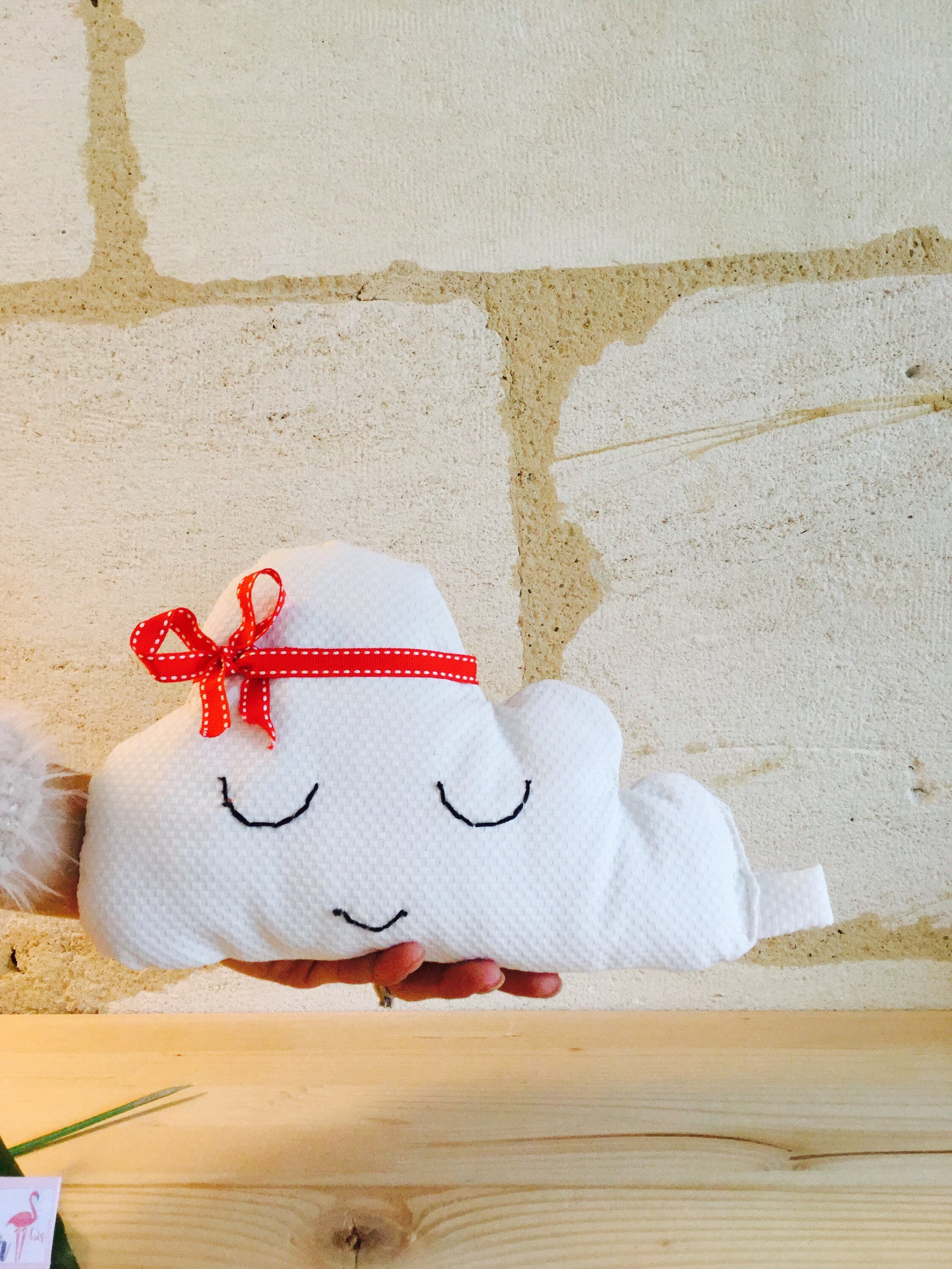 Coussin Nuage en Coton Blanc et Son Ruban Rouge