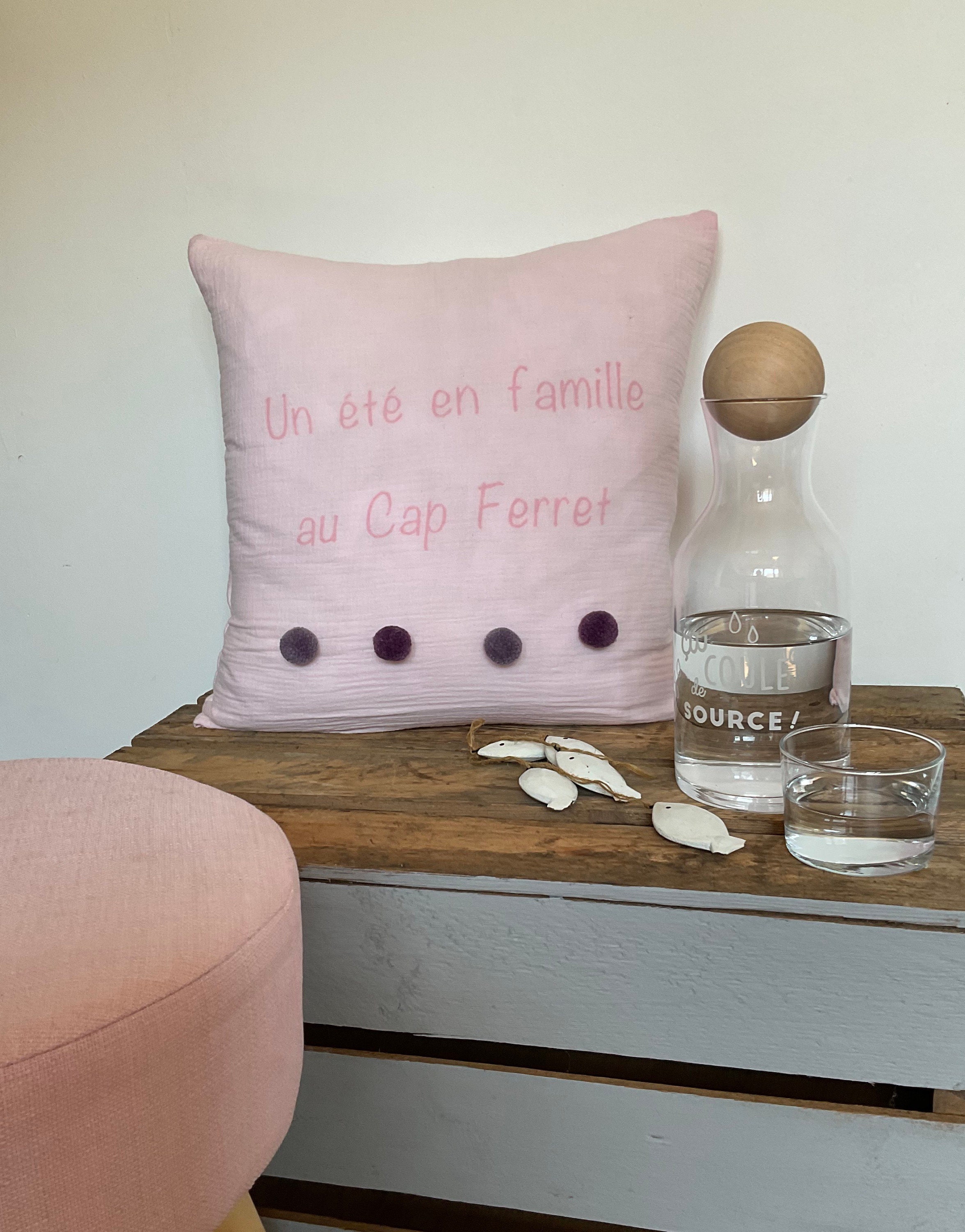 Un Été en Famille Au Cap Ferret Mjoli Coussin Double Gaze Rose Extra Doux avec Des Pompons .40 X40cm