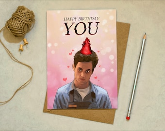 Puede incluir: Una tarjeta de cumpleaños con una ilustración de dibujos animados de un hombre con un gorro de fiesta rojo con el texto "Happy Birthday YOU" encima.