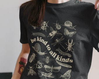 Be Kind To All Kinds T-shirt à manches courtes en jersey unisexe | noyau de chalet, papillon, coccinelle, bien être, croissance, pas de haine, sois gentil, bogues, bestioles