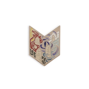 Puede incluir: Un pin de esmalte plateado con forma de punta de flecha con un diseño de cuatro elementos: fuego, agua, tierra y aire. Cada elemento está representado por un símbolo estilizado y un pilar de piedra con runas.