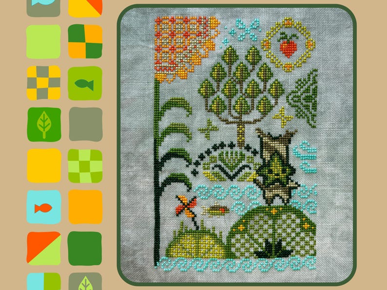 K&ouml;nnte beinhalten: Kreuzstich-Stickmuster mit einer fantasievollen Gartenszene mit einem Baum, Blumen und einem Vogelhaus. Das Design ist in Gr&uuml;n-, Orange- und Blaut&ouml;nen auf einem wei&szlig;en Leinenstoff gestickt.