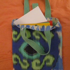 sac "tote bag", réversible, en lin vert et bleu, fermé par une patte et un bouton