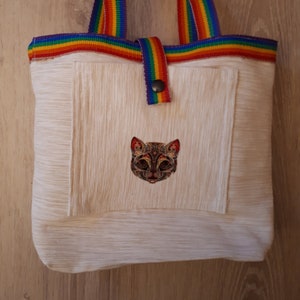 &quot;tote bag&quot; en lienzo sin blanquear, decorado con la cabeza de un pequeño gato en su bolsillo exterior