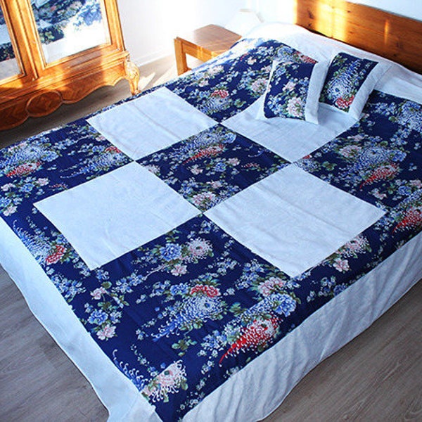 couvre lit bleu et blanc style patchwork,  décors fleurs de chrysanthèmes, matelassé, pour lit 160 sur 200,