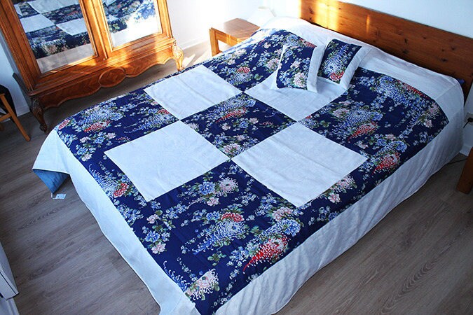 Couvre Lit Bleu et Blanc Style Patchwork, Décors Fleurs de Chrysanthèmes, Matelassé, Pour 160 sur 20