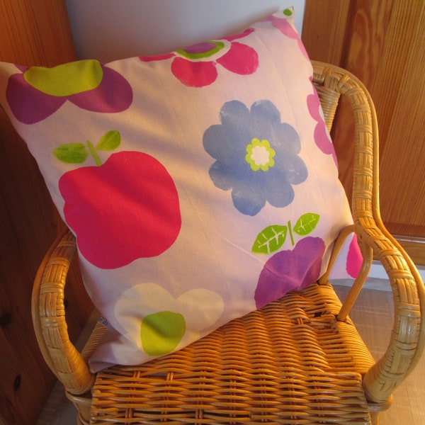 coussin décoratif en tissu imprimé fleurs et pommes, très coloré et gai