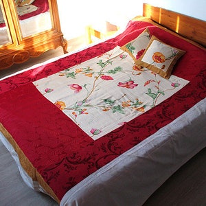 bed covers in assembled fabrics, ecru and red decorated with &quot;fleurs de lisera&quot;, quilted, for bed 160 out of 200