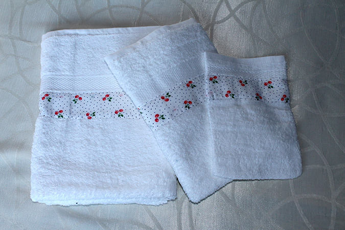 Lot de 2 Serviettes Toilette Décorées et Un Gant, Blanches Décors 'cerises sur Fond Blanc