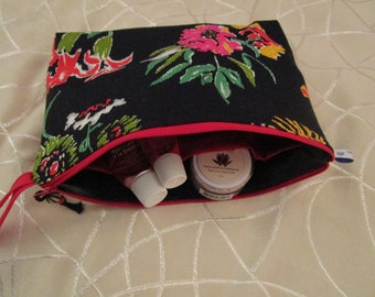 trousse de toilette imperméable noire fleurie, doublée en simili noir, avec une grande fermeture rouge