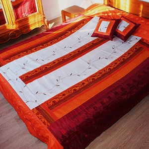 covers bed in assembled fabrics, ecru and orange, decorated &quot;cotton flowers&quot;, quilted, for bed 160 out of 200