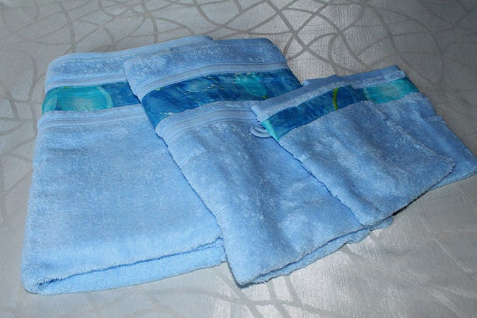 Lot de 2 Serviettes Toilette Décorées et Gants, Bleues Décors Vert d'eau sur Bleu