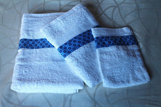 Lot de 2 Serviettes Toilette Décorées et Un Gant, Blanches Aux Décors 'ronds Bleus sur Fond Bleu