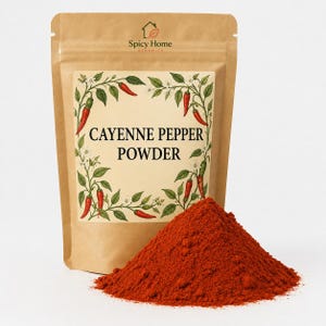 Peut inclure: Un sachet brun debout étiqueté Spicy Home Organics contenant de la poudre de piment de Cayenne, avec une illustration botanique de piments rouges et de fleurs blanches, et un tas de poudre de piment rouge vif devant le sachet.