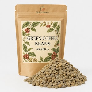 Op de afbeelding: Een bruine papieren zak met het label Spicy Home Organics met groene koffiebonen. Het etiket bevat botanische illustraties van koffietakken met rode bessen en witte bloemen, met de tekst GREEN COFFEE BEANS ARABICA.