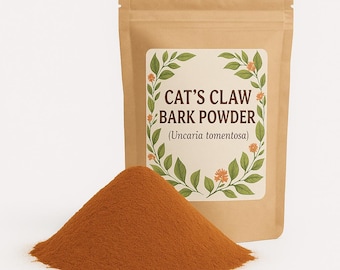 Może przedstawiać: Brązowa papierowa torba z etykietą z napisem "CAT'S CLAW BARK POWDER (Uncaria tomentosa)". Torba jest wypełniona kupą pomarańczowo-brązowego proszku.