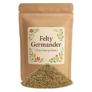 Könnte beinhalten: Ein brauner Papierbeutel mit einem Etikett, auf dem "Felty Germander (Teucrium polium)" steht. Das Etikett hat ein florales Design mit roten, gelben und blauen Blumen. Vor dem Beutel liegt ein Haufen getrockneter grüner Kräuter.