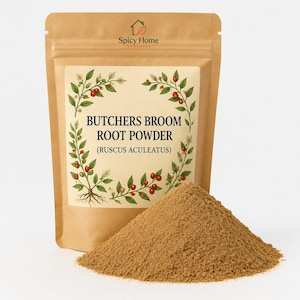 Può includere: Una busta marrone in piedi etichettata Spicy Home Organics Butchers Broom Root Powder (Ruscus Aculeatus) con un'illustrazione botanica di rami verdi e bacche rosse, accompagnata da un mucchio di polvere marrone fine in primo piano.