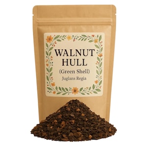 Peut inclure: Un sac en papier brun avec une étiquette qui indique "Walnut Hull (Green Shell) Juglans Regia". L'étiquette est bordée de fleurs. Un tas de coques de noix séchées se trouve devant le sac.