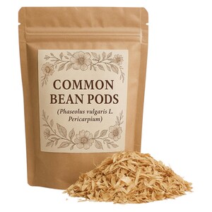 Puede incluir: Una bolsa de papel marrón con una etiqueta que dice "COMMON BEAN PODS (Phaseolus vulgaris L. Pericarpium)". La bolsa está llena de vainas de frijol secas y desmenuzadas.