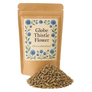 Può includere: Un sacchetto di carta marrone con un'etichetta che recita "Globe Thistle Flower (Stevia rebaudiana)". L'etichetta presenta un motivo floreale blu e bianco. Un mucchio di semi di fiore di cardo globo essiccati si trova davanti al sacchetto.