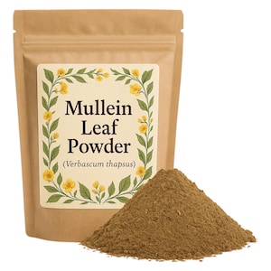 Puede incluir: Una bolsa de papel marrón con una etiqueta que dice "Mullein Leaf Powder (Verbascum thapsus)". La etiqueta tiene un diseño floral con flores amarillas y hojas verdes. Un montón de polvo marrón está delante de la bolsa.