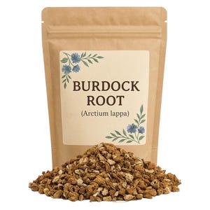 Puede incluir: Una bolsa de papel marrón con una etiqueta que dice "Raíz de bardana (Arctium lappa)". La bolsa está llena de trozos de raíz de bardana seca.