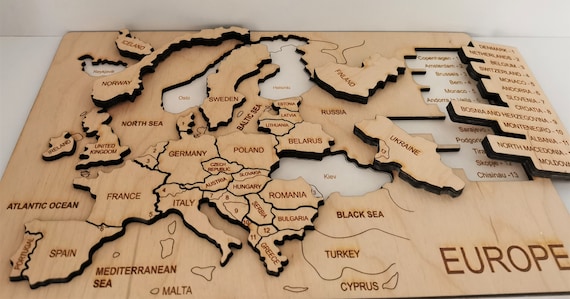 首都が下に描かれたヨーロッパの地図、ヨーロッパの木製地図パズル