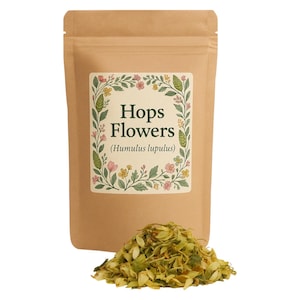 Puede incluir: Una bolsa de papel marrón de Flores de Lúpulo (Humulus lupulus) con una etiqueta floral. Un montón de flores de lúpulo secas se encuentra frente a la bolsa. La etiqueta tiene las palabras "Hops Flowers".