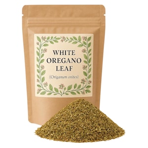 Könnte beinhalten: Ein Kraftpapierbeutel mit der Aufschrift "WHITE OREGANO LEAF (Origanum onites)" wird neben einem Haufen getrockneten Oreganos gezeigt. Das Etikett hat einen floralen Rand. Der Oregano hat eine hellgrüne Farbe.