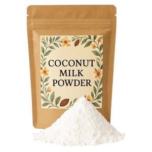 Puede incluir: Una bolsa de papel marrón con una etiqueta que dice "Coconut Milk Powder". La etiqueta tiene un diseño floral con flores amarillas y hojas verdes. Un montón de polvo de leche de coco blanco está delante de la bolsa.