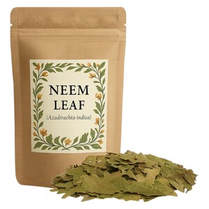 Pode incluir: Um saco de papel castanho com um rótulo que diz "Neem Leaf (Azadirachta indica)". O rótulo tem uma borda floral com flores amarelas. Um monte de folhas de neem secas está na frente do saco.
