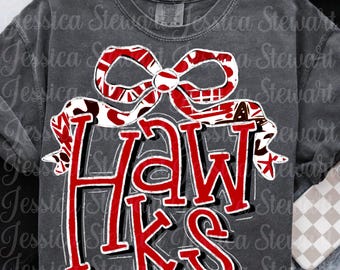 Op de afbeelding: Donkergrijze sweatshirt met een rood-witte strik boven het woord "Hawks" in rode letters met een zwarte omtrek. De sweatshirt heeft een ronde hals.