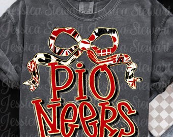 Op de afbeelding: Donkergrijze t-shirt met een groot rood-wit strikdesign boven het woord "Pioneers" in rood met een gouden rand. De t-shirt heeft een vintage, gewassen uitstraling.