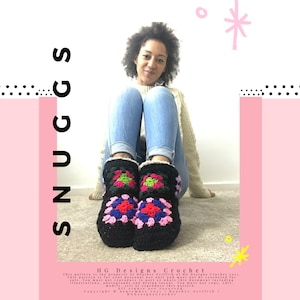 Puede incluir: Una persona lleva zapatillas de crochet negras con un patrón geométrico colorido. Las zapatillas se llaman "Snuggs" y el texto "H.G. Designs Crochet" es visible en la imagen. Este patrón es propiedad de H.G. Designs Crochet y no debe copiarse, venderse o reproducirse en parte o en su totalidad.